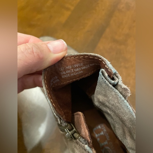 Born Bessie Brown Suede Ankle Boots 7.5 - Picture 9 of 9